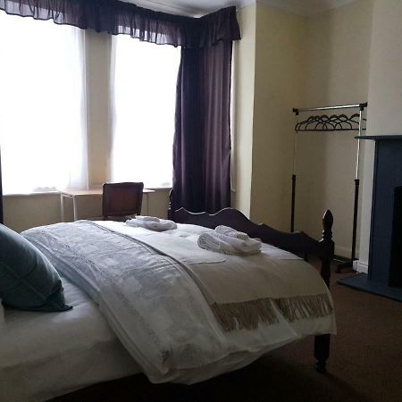 Grandeur Holiday Home, With Free Parking Клактон-он-Сі Екстер'єр фото
