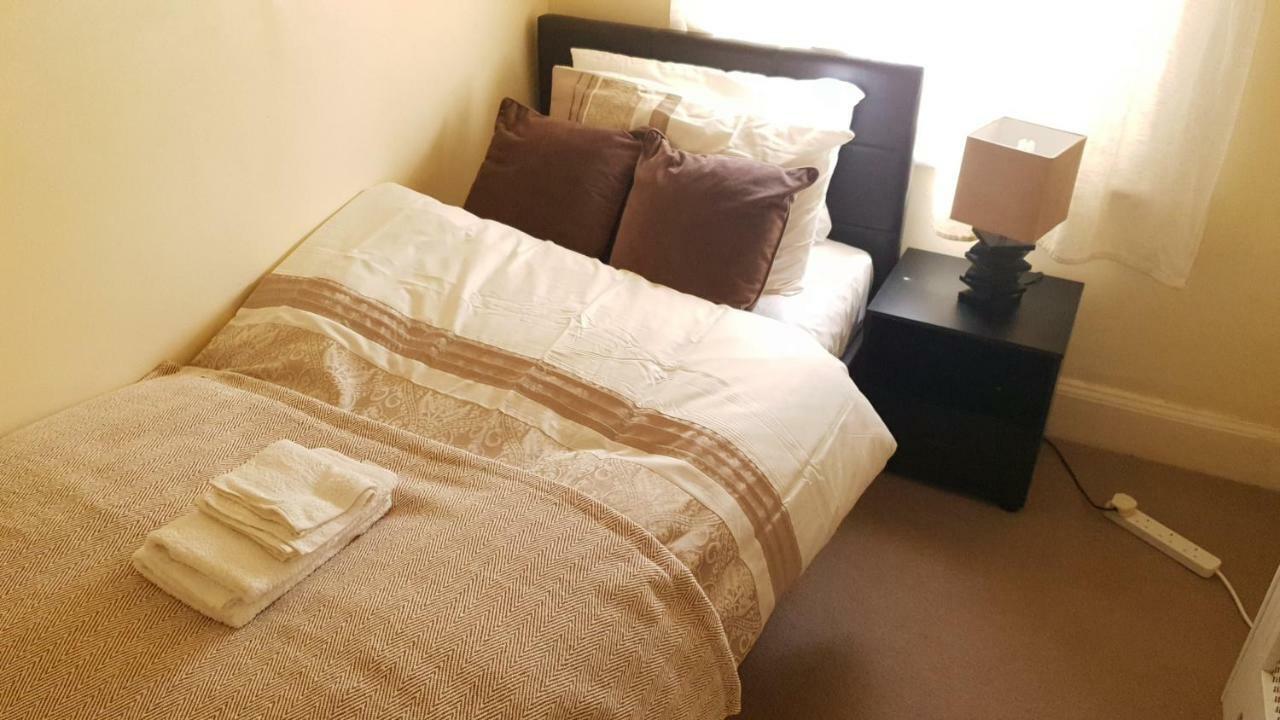 Grandeur Holiday Home, With Free Parking Клактон-он-Сі Екстер'єр фото