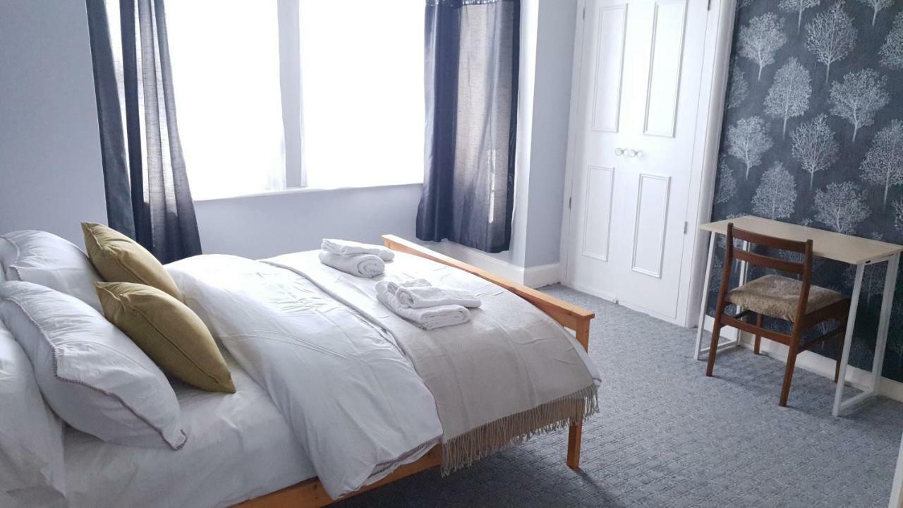 Grandeur Holiday Home, With Free Parking Клактон-он-Сі Екстер'єр фото