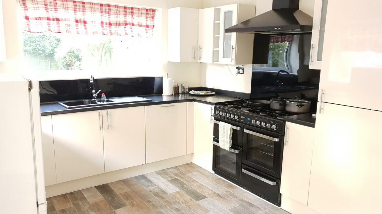 Grandeur Holiday Home, With Free Parking Клактон-он-Сі Екстер'єр фото