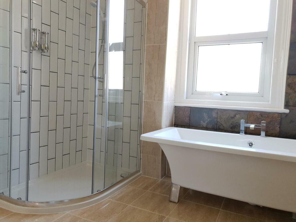 Grandeur Holiday Home, With Free Parking Клактон-он-Сі Екстер'єр фото