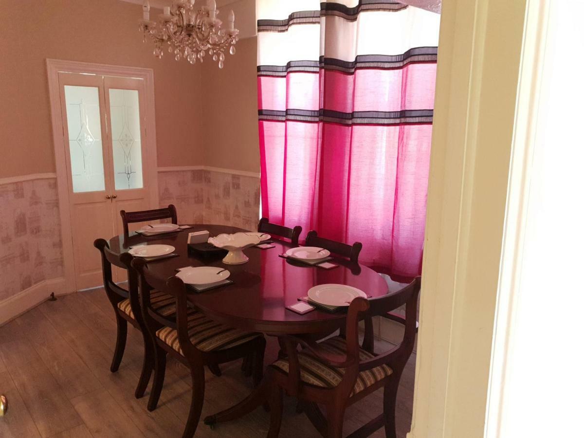 Grandeur Holiday Home, With Free Parking Клактон-он-Сі Екстер'єр фото
